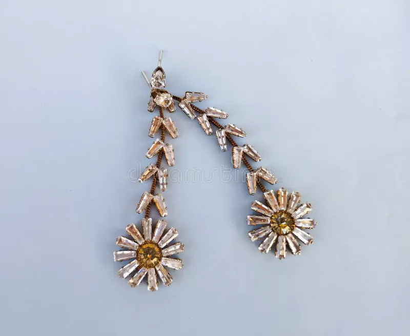Pendientes largos de cristal: elegancia en cascada para tu look