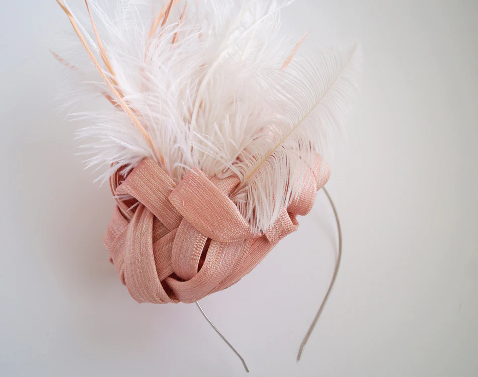 Tocado plumas marfil con base sinamay