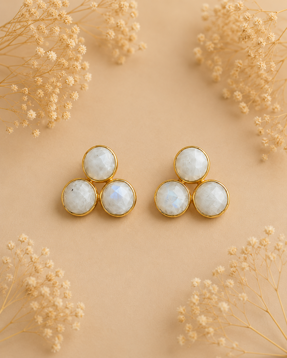 Pendientes Tres Piedras. Blanco Nacarado.