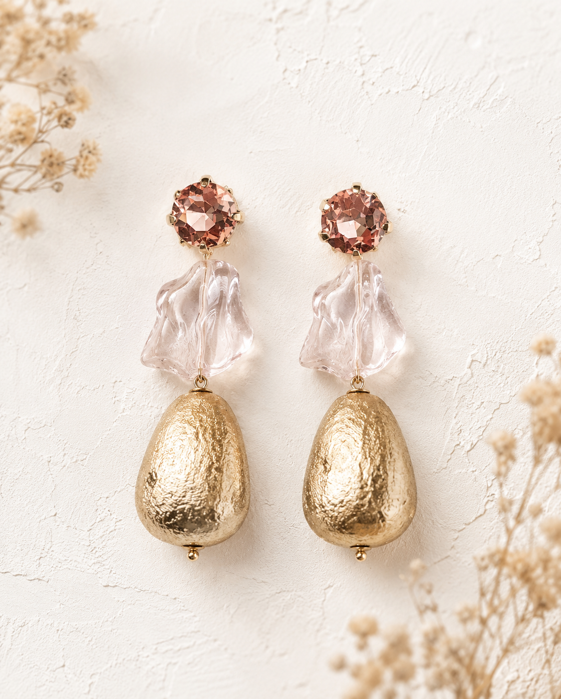 Pendientes Quetzal. Rosa melocotón, Rosa cristal translúcido y dorado.