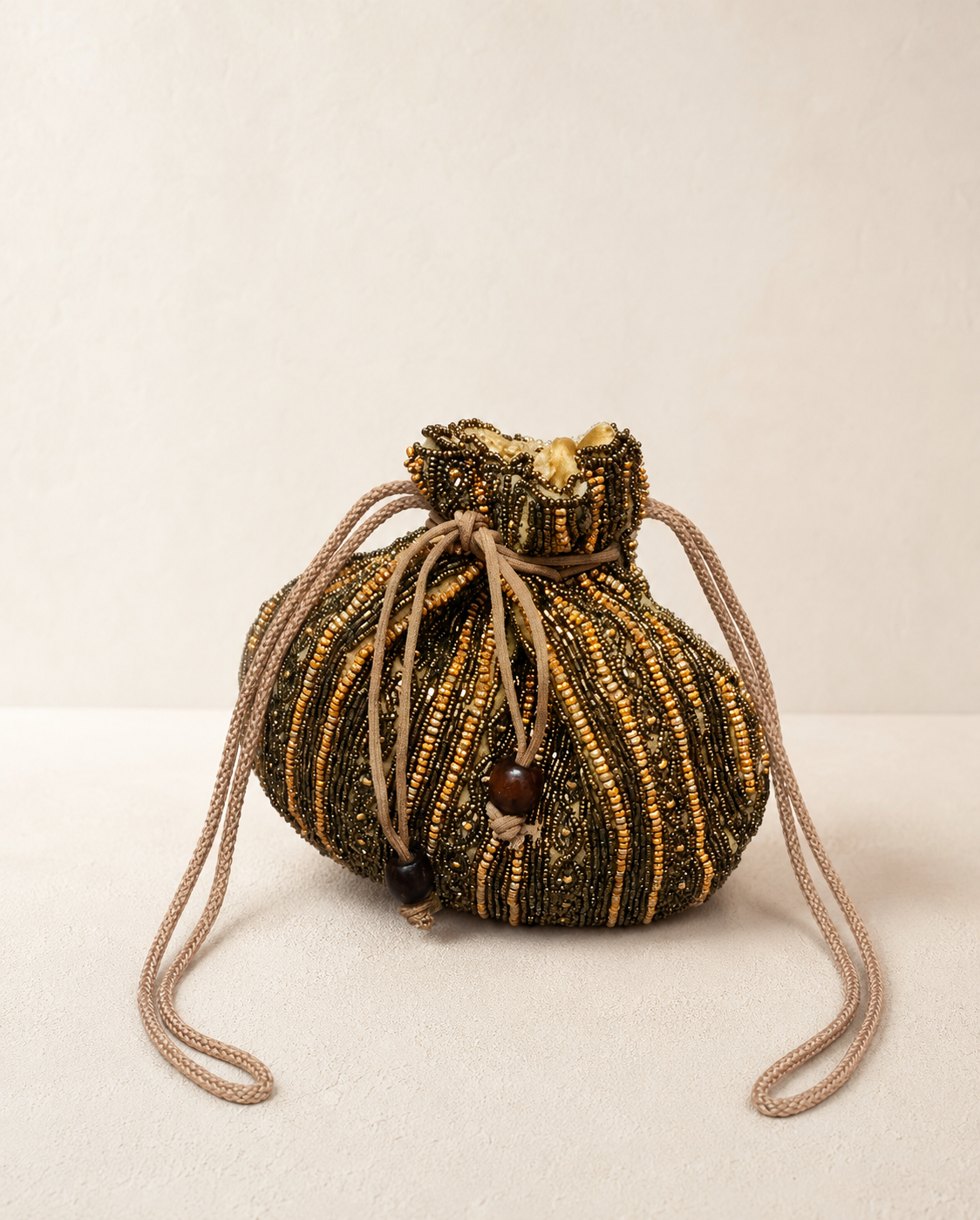 Bolso Saquito Mencía. Negro, Bronce, Dorado envejecido y Beige topo.