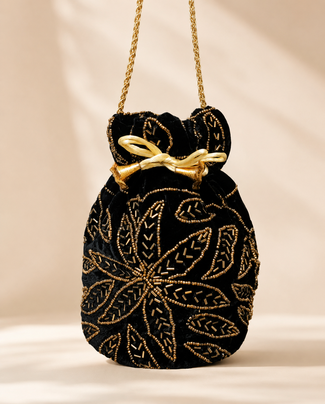 Bolso Saquito Dalia. Negro, Dorado envejecido y Bronce.