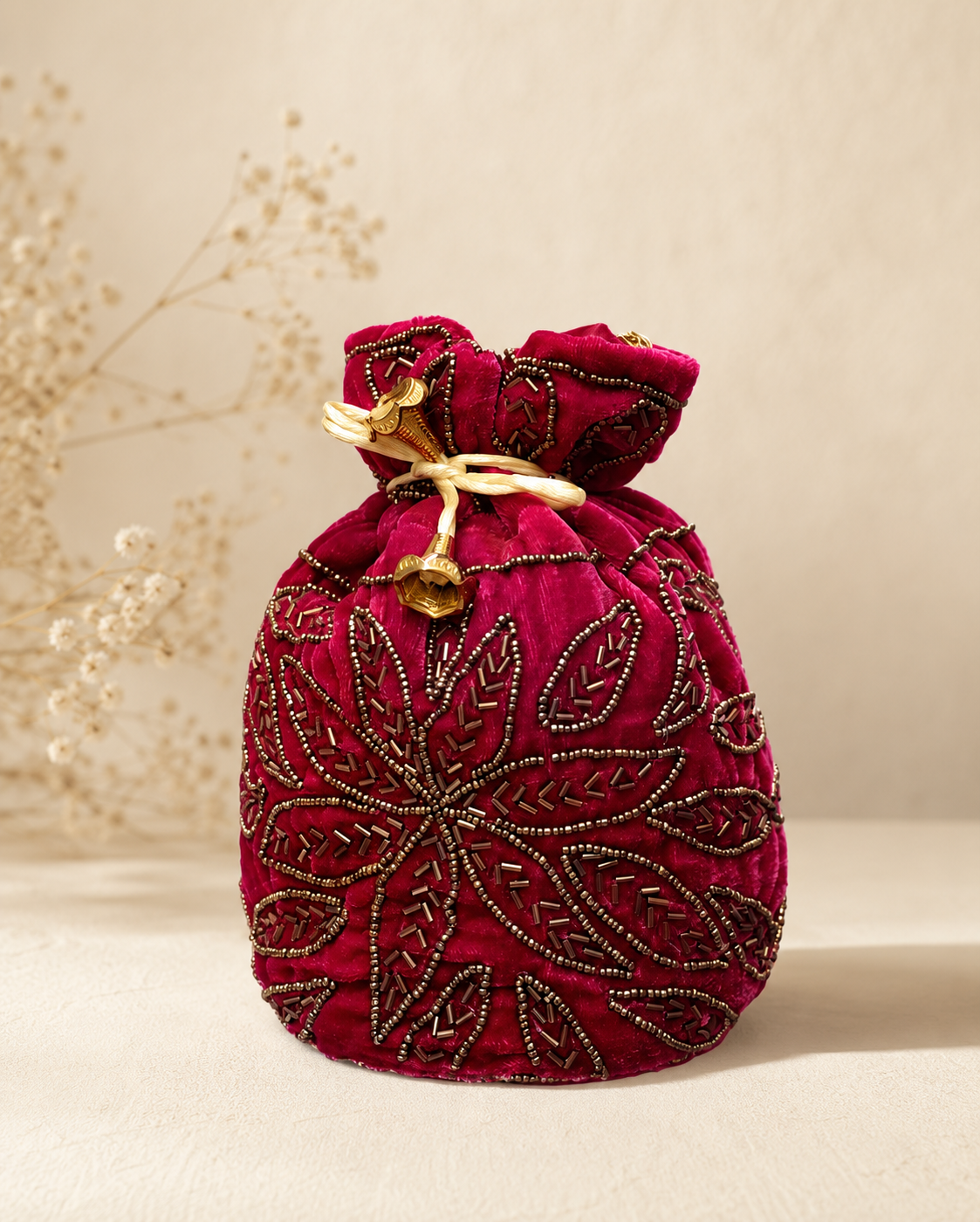 Bolso Saquito Nadia. Fucsia intenso, Burdeos y Dorado envejecido.