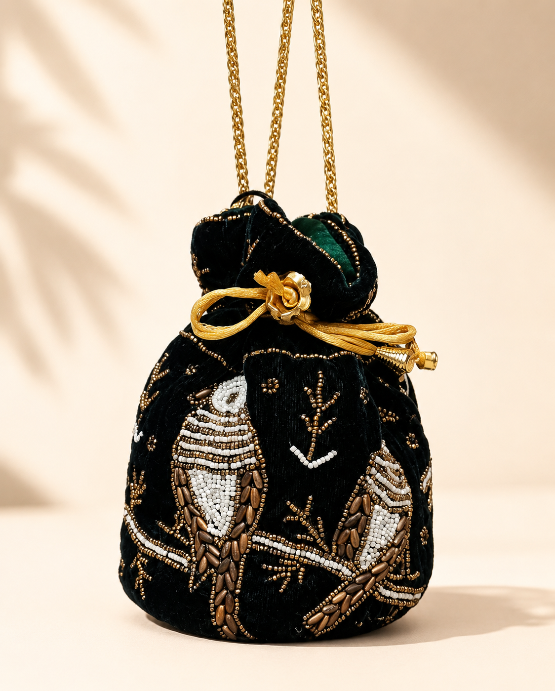Bolso Saquito Kiara. Negro, Blanco y Dorado Envejecido.